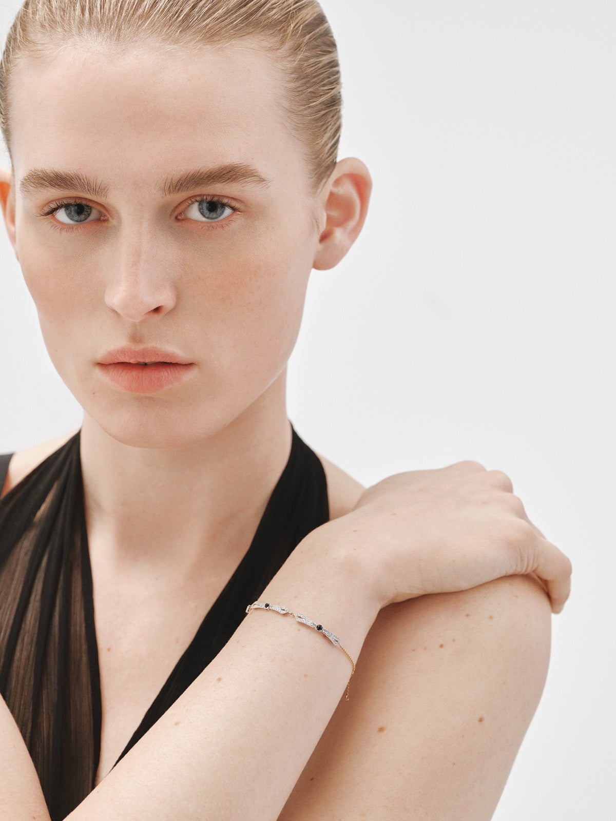 Pulsera de oro blanco de 18K con ónix negro y diamantes en talla brillante