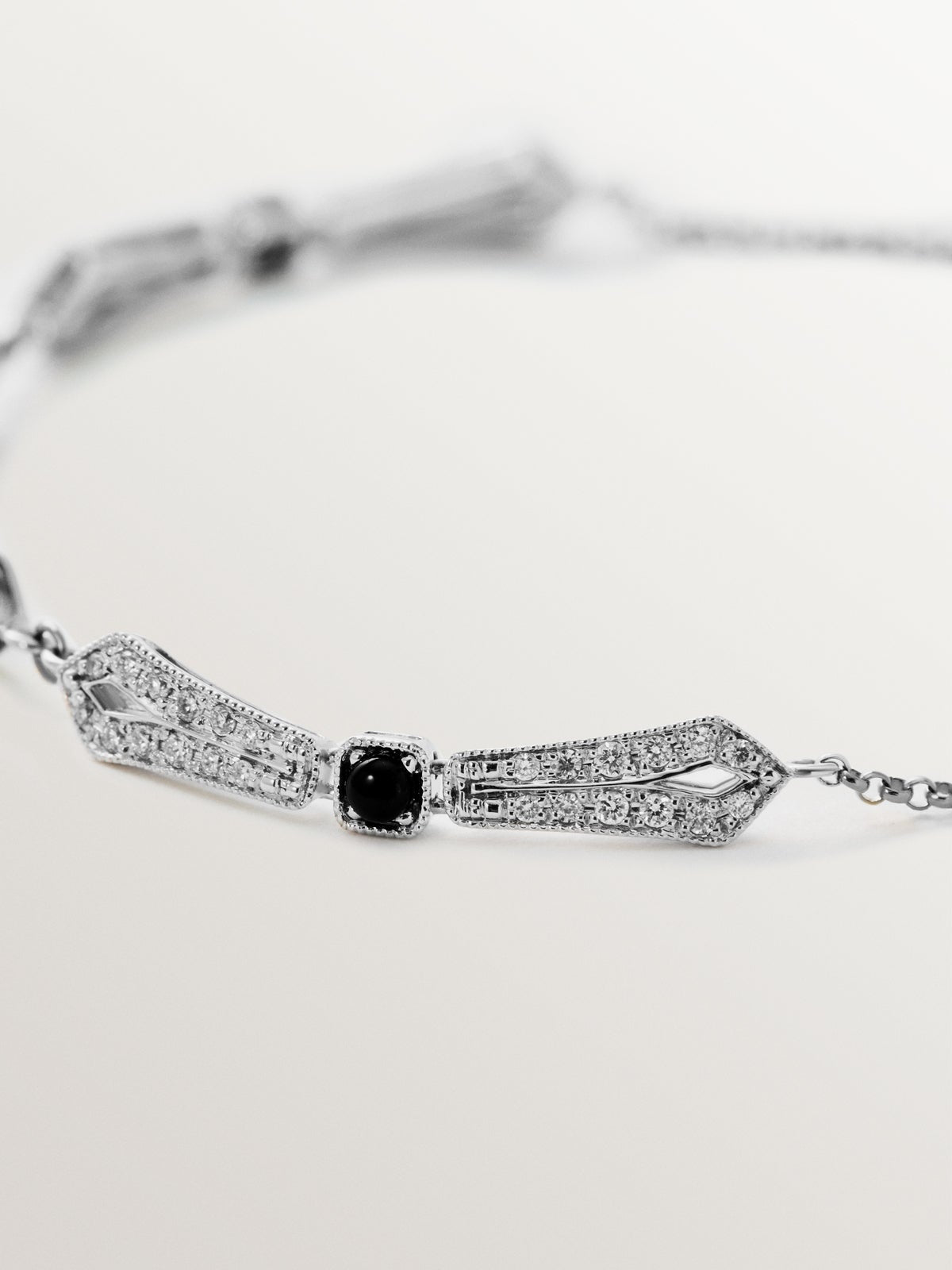Pulsera de oro blanco de 18K con ónix negro y diamantes en talla brillante