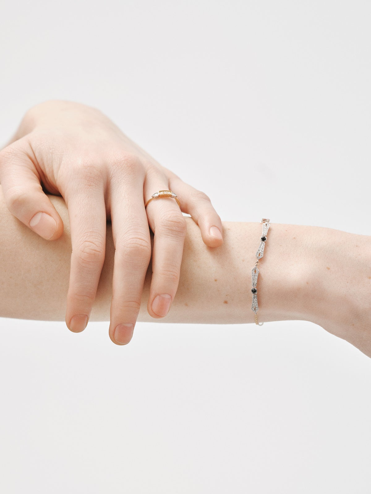 Pulsera de oro blanco de 18K con ónix negro y diamantes en talla brillante