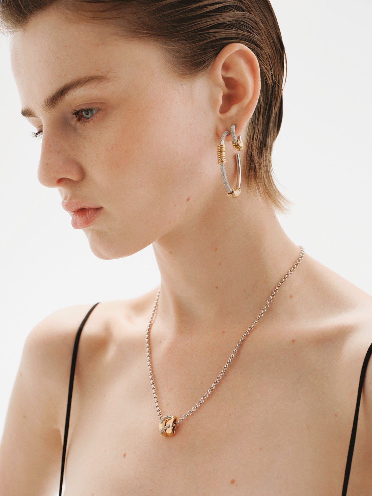 Colgante trenzado de plata 925 bañada en rodio y oro amarillo de 18K con pavé de topacios blancos