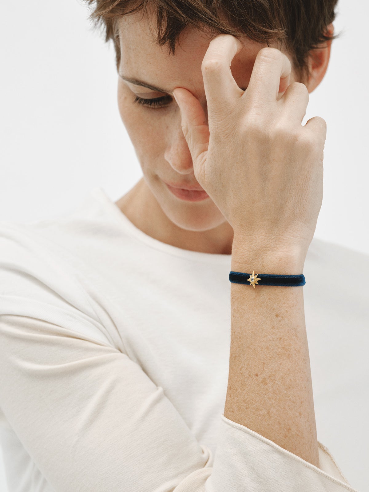 Pulsera de terciopelo con charm estrella de plata 925 bañada en oro amarillo de 18K con topacio blanco