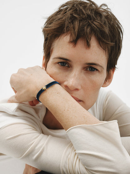 Pulsera de terciopelo con charm estrella de plata 925 bañada en oro amarillo de 18K con topacio blanco