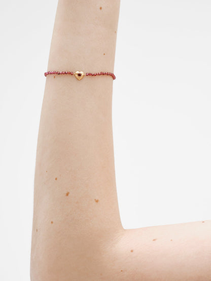 Pulsera de plata bañada en oro amarillo de 18K con cuentas de granates y forma de corazón