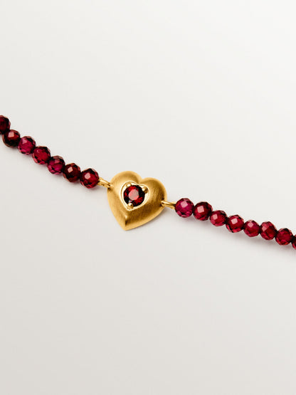 Pulsera de plata bañada en oro amarillo de 18K con cuentas de granates y forma de corazón