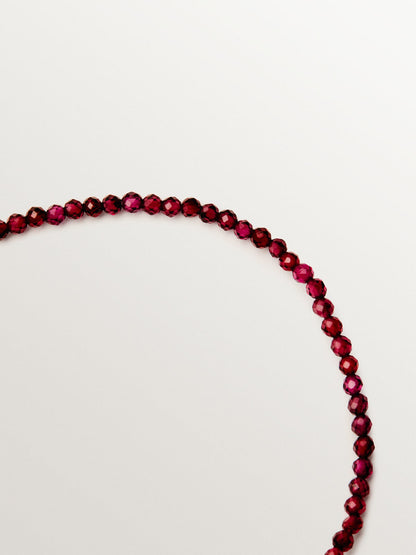 Pulsera de plata bañada en oro amarillo de 18K con cuentas de granates y forma de corazón