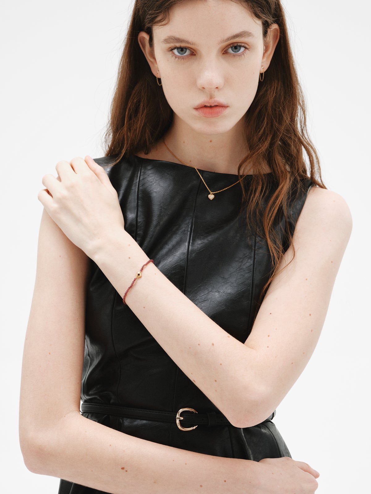 Pulsera de plata bañada en oro amarillo de 18K con cuentas de granates y forma de corazón