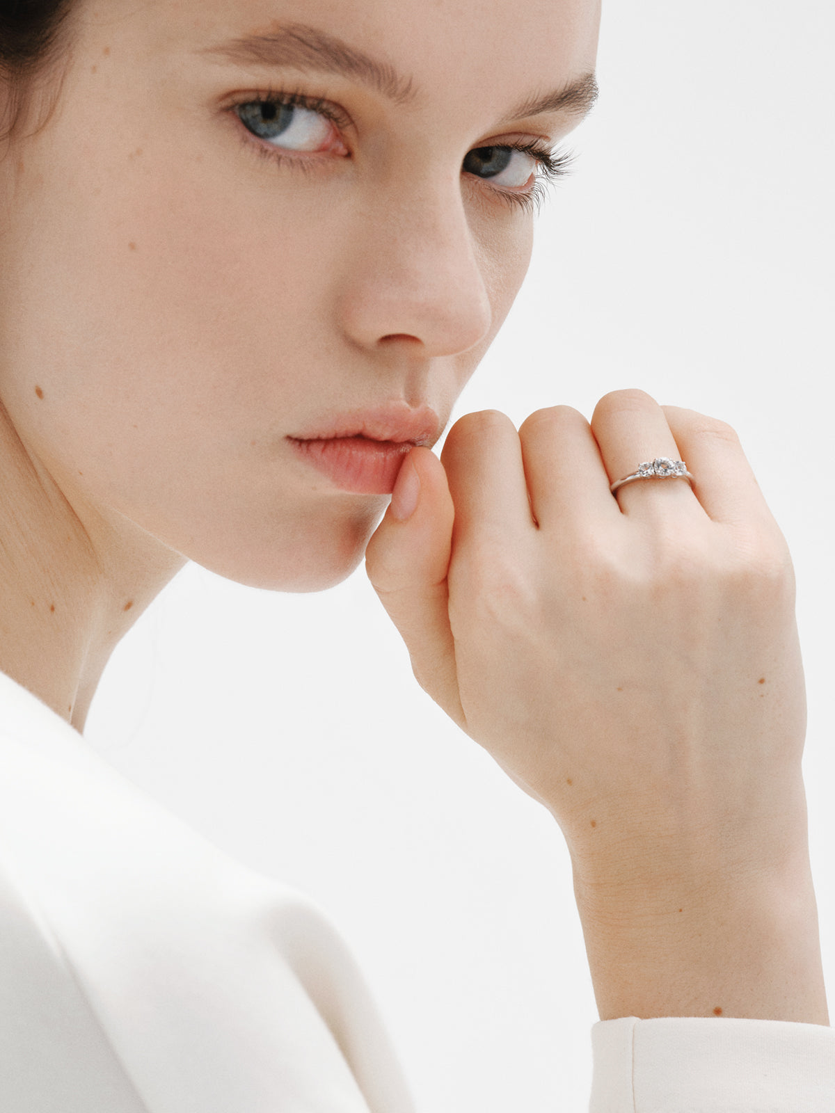 Anillo tresillo de plata 925 con cuarzos blancos