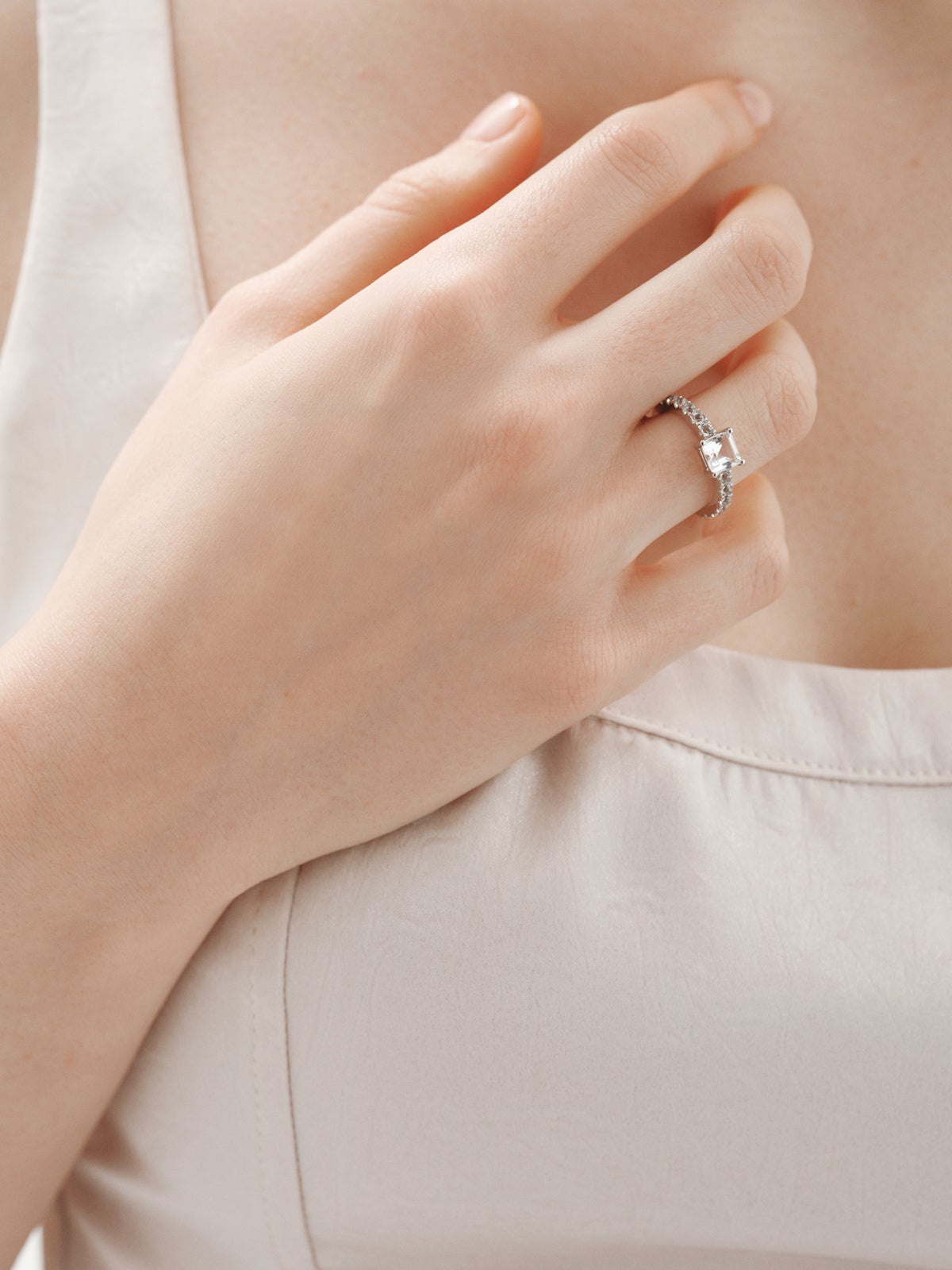 Anillo solitario de plata 925 con cuarzo y topacios blancos