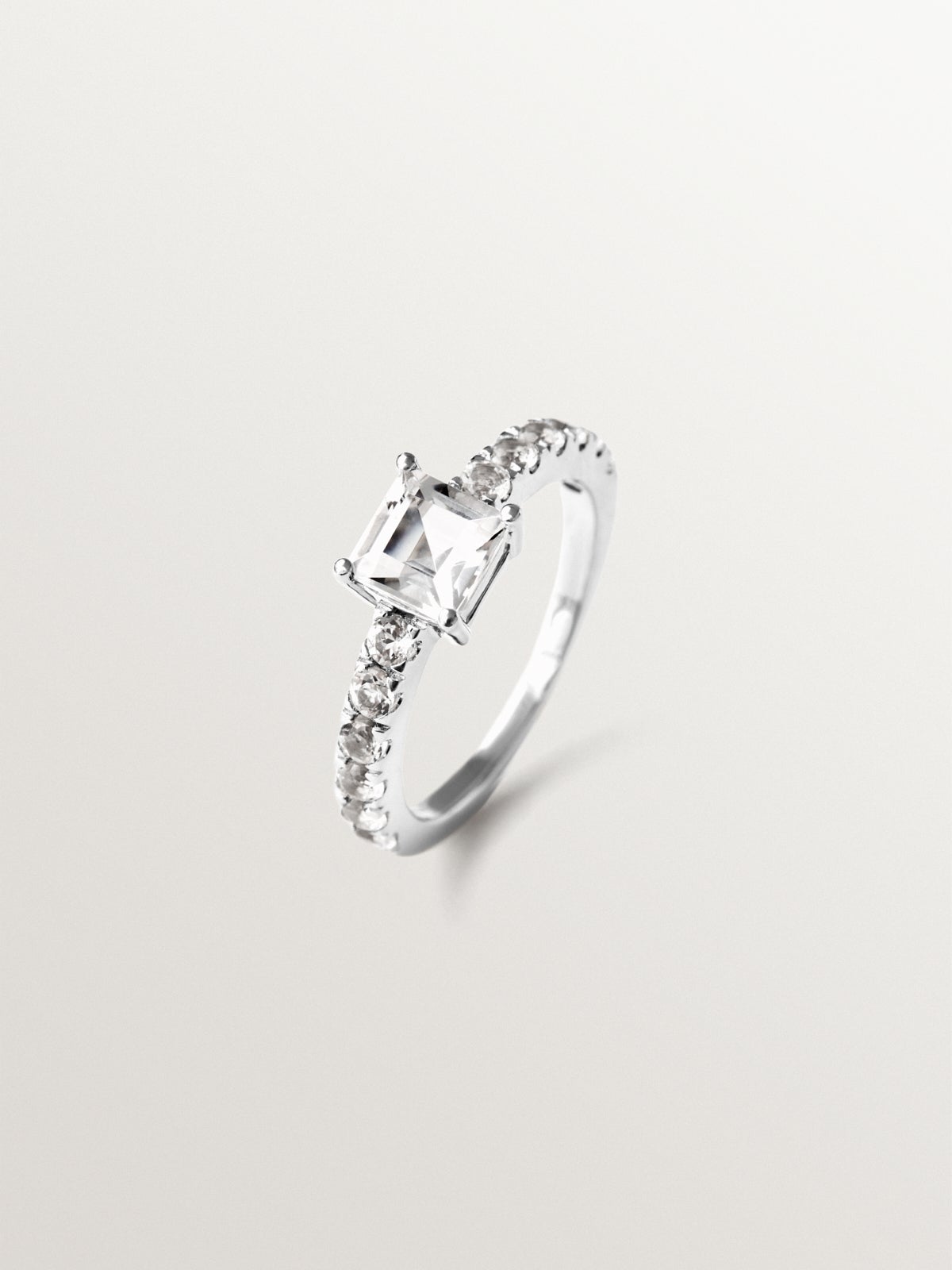 Anillo solitario de plata 925 con cuarzo y topacios blancos
