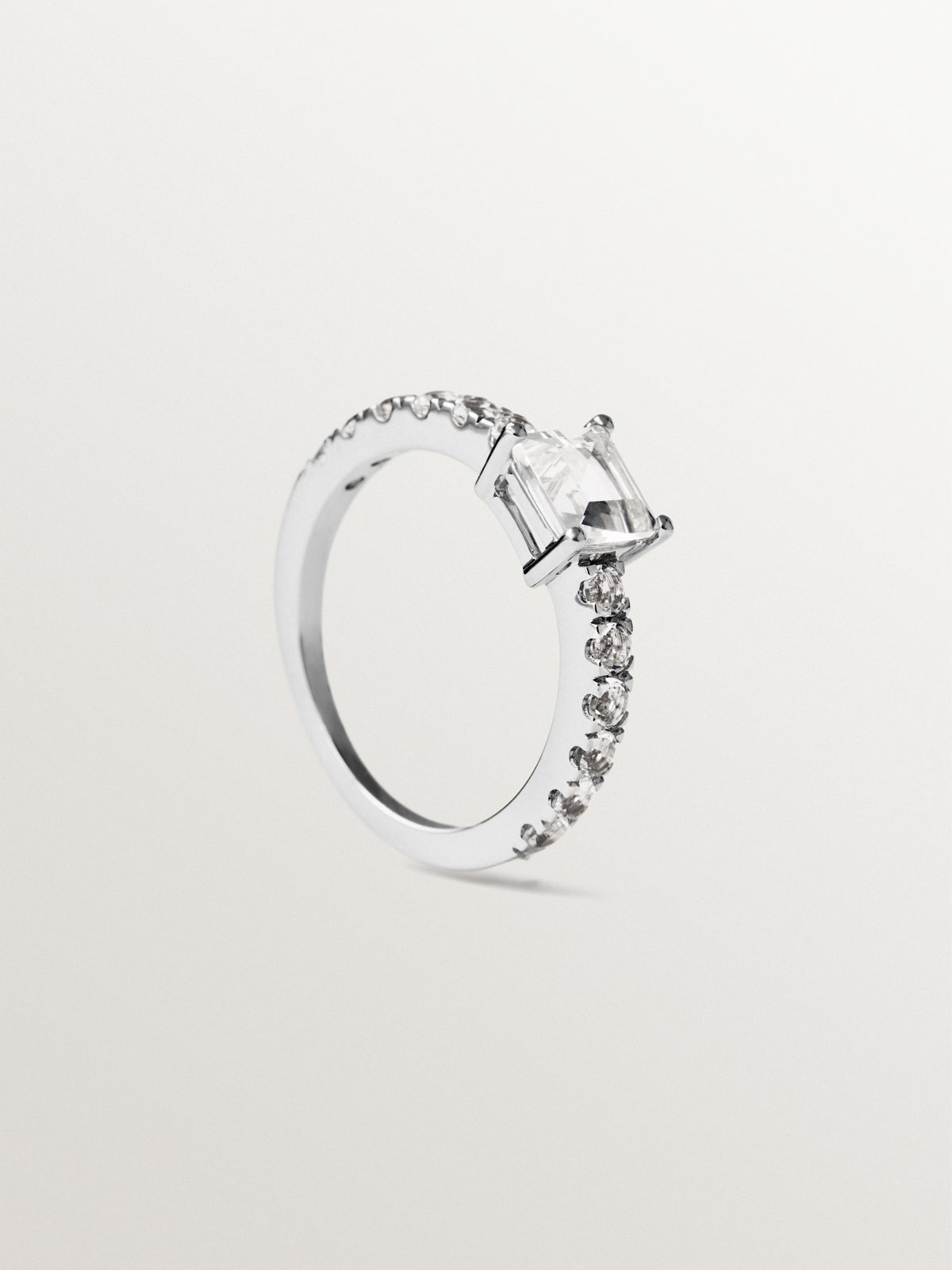 Anillo solitario de plata 925 con cuarzo y topacios blancos